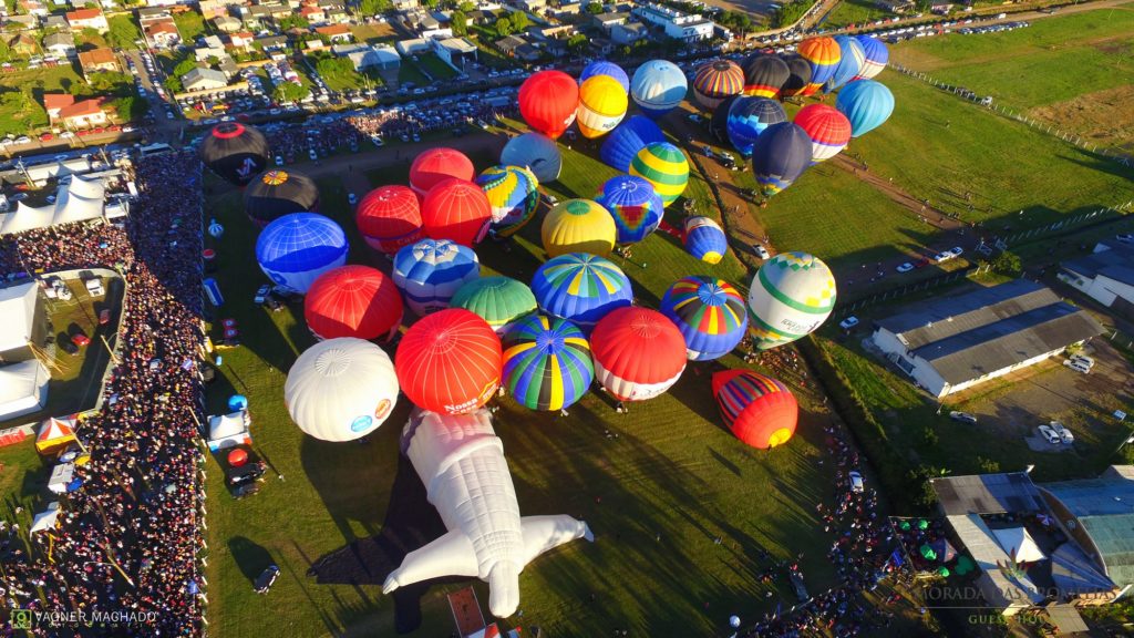 Balões decolando no parque do balonismo