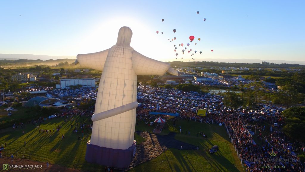 Balão com formato do Cristo Redentor